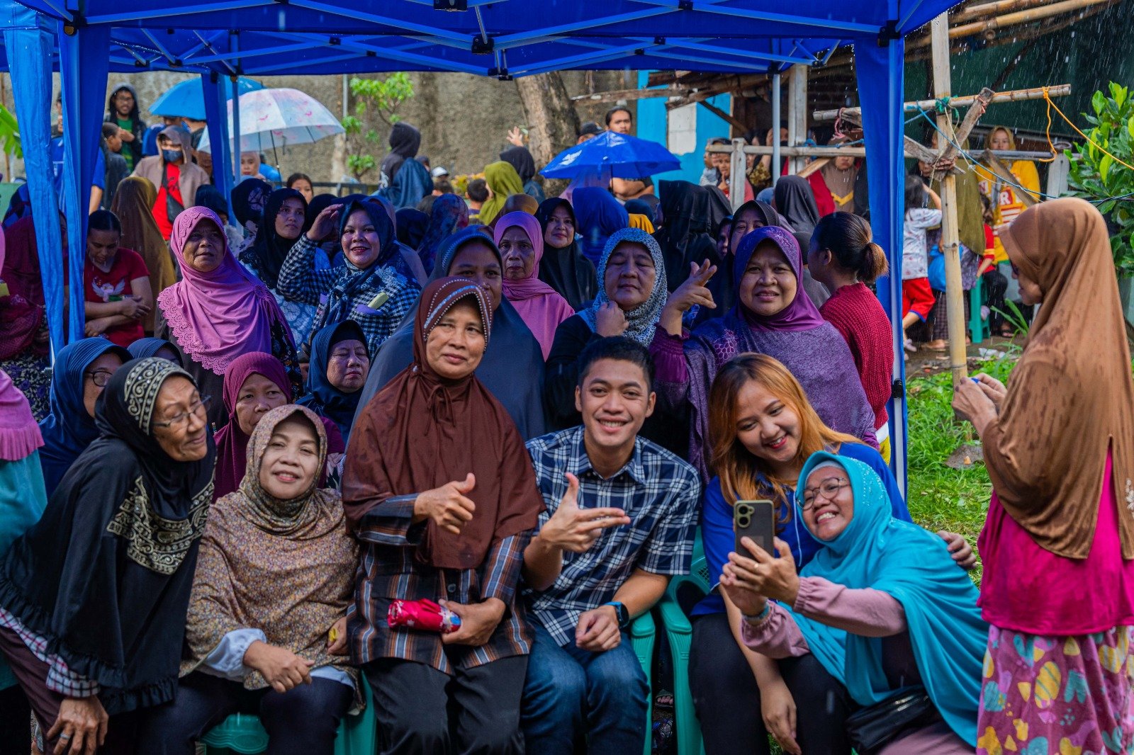Hujan Deras tak Halangi Warga Mandalajati untuk Lihat Langsung Rasyid Rajasa