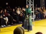 Kenakan Kain Sarung Majalaya, Dine Mutiara Terlihat Memesona di Atas Catwalk