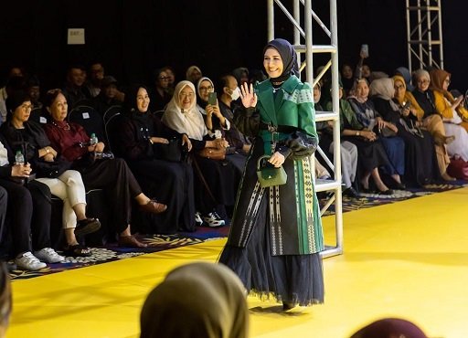 Kenakan Kain Sarung Majalaya, Dine Mutiara Terlihat Memesona di Atas Catwalk