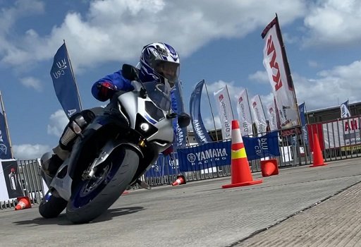 Ratusan Bikers Jajal All New R15 Connected Series dalam bLU cRU Fun Riding Challenge di Event bLU cRU Yamaha Sunday Race Mandalika