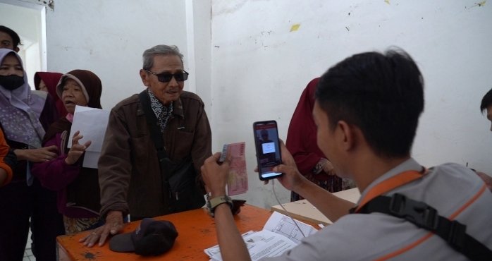 KPM di Daerah Bandung Mulai Terima Bansos PKH dan Sembako Triwulan Ke-4  di Kantorpos