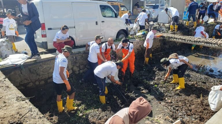 Jelang HUT ke-128, BRI BO Setiabudi Bersama Warga Bersihkan Sungai dan Menanam Pohon