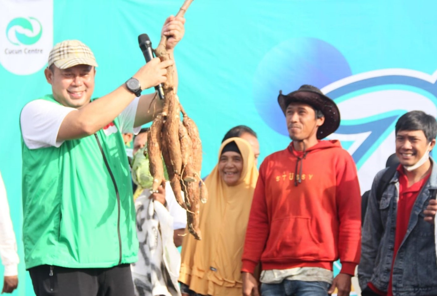 Kang Cucun Terharu Dihadiahi Warga Hasil Tani