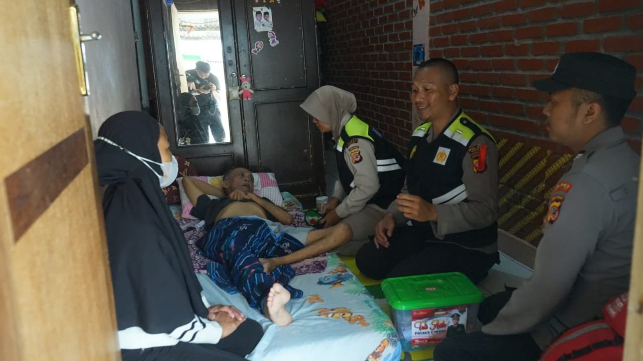 Respon Cepat Polres Cimahi Berikan Bantuan Kesehatan dan Sembako Bagi Warga yang Membutuhkan