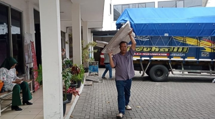 Panwascam Cimahi Tengah Awasi Distribusi Logistik Bilik Suara