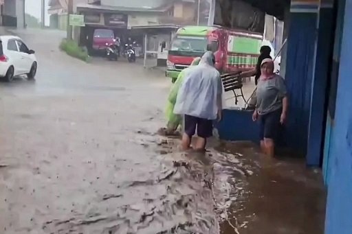 Banjir Bandang Terjang 2 Desa di Kertasari Kabupaten Bandung