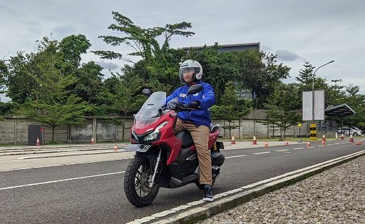 Berhenti Pas Naik Motor, Turun Pakai Kaki Kiri atau Kanan Duluan?