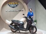 Jajaran petinggi dari Yamaha Indonesia Motor Manufacturing berfoto bersama motor keluaran anyar LEXi LX 155.