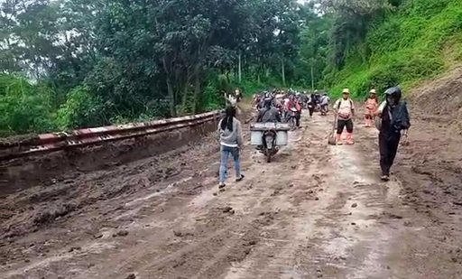 Sempat Tertutup Longsor, Jalan Cipatat-Saguling Sudah Bisa Dilalui Kendaraan