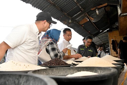 Pj Gubernur Jabar Tinjau Ketersediaan Beras di Pasar Induk Gedebage