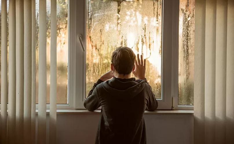 8 Ciri Anda Kesepian di Masa Kecil dan Efeknya saat Dewasa