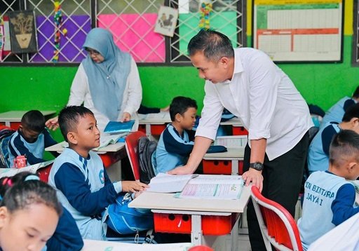 Berkunjung ke SD di Bekasi, Bey Machmudin Ajak Siswa Berlomba dalam Prestasi