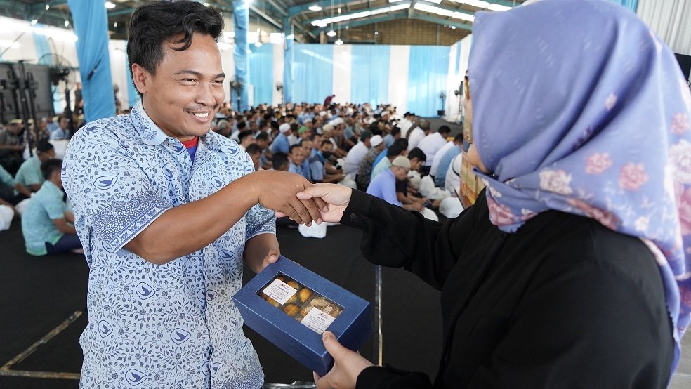 Berdaya di Hari Raya, Istri dan Anak Pengemudi Bluebird Produksi 8.000 Paket Kue Lebaran
