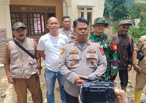 Aparat Gabungan Jaga Ketat Rumah Warga Cigombong yang Ditinggal Mengungsi
