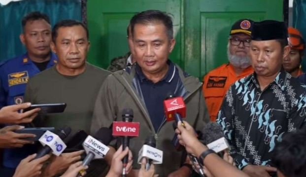 Tinjau Lokasi Kebakaran Gudang Amunisi, Bey: Keselamatan Warga yang Utama