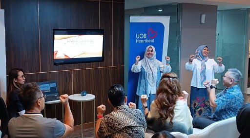 Puluhan Karyawan UOB Bandung Berlatih Bahasa Isyarat