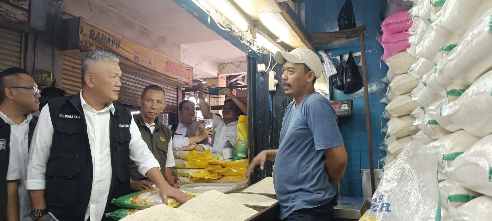 Sepekan Jelang Lebaran, Pj Bambang Tirtoyuliono Tinjau Ketersediaan dan Cek Harga Bahan Pokok di Pasar Tradisional