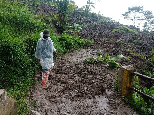 Longsor Terjang Kampung Muncanglega Gununghalu, Akses Jalan Lumpuh