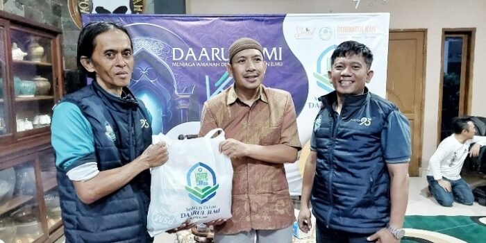 Majelis Taklim (MT) Daarul Ilmi, Komplek Cibaduyut Permai Jalan Sewu No 5 Kota Bandung Salurkan Paket Sembako dan Uang Kadeudeuh untuk 21 Asatidz