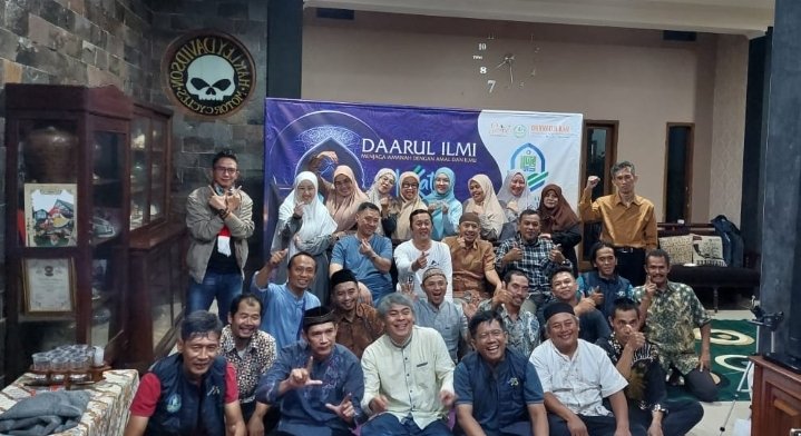 Majelis Taklim (MT) Daarul Ilmi, Komplek Cibaduyut Permai Jalan Sewu No 5 Kota Bandung Salurkan Paket Sembako dan Uang Kadeudeuh untuk 21 Asatidz