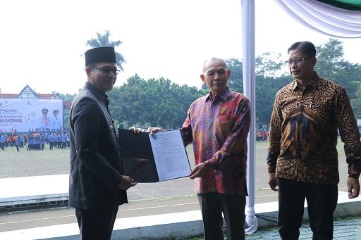Bupati Dadang Supriatna Terima Penghargaan dari Universitas Langlangbuana Bandung