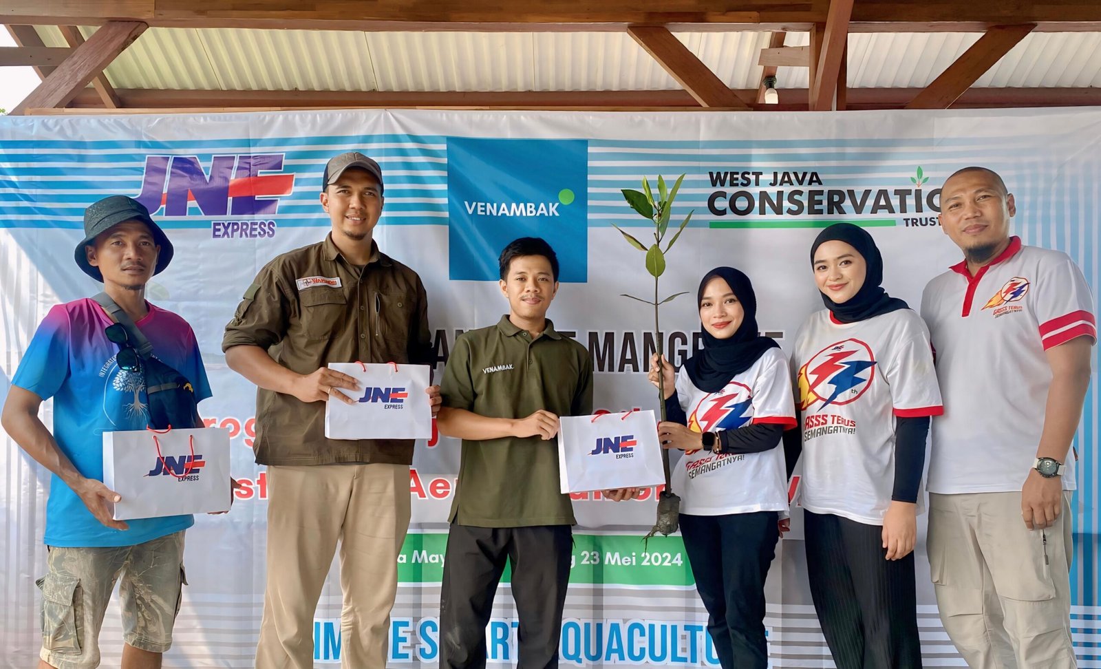 Jaga Ekosistem Laut, 500 Pohon Mangrove ditanam JNE, Venambak & Wanadri