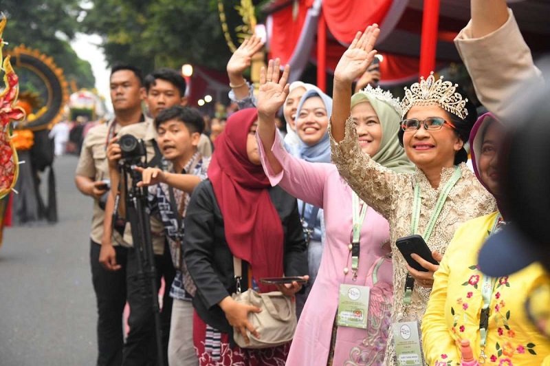 Pj. Ketua Dekranasda Provinsi Jawa Barat, Amanda Soemedi Bey Machmudin Antusias Saksikan Parade Kriya dan Budaya HUT Dekranas 2024