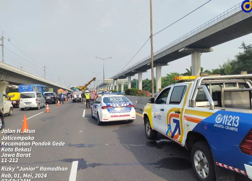 Tabrakan Avanza dengan Truk di Tol Japek, Kendaraan Terbakar