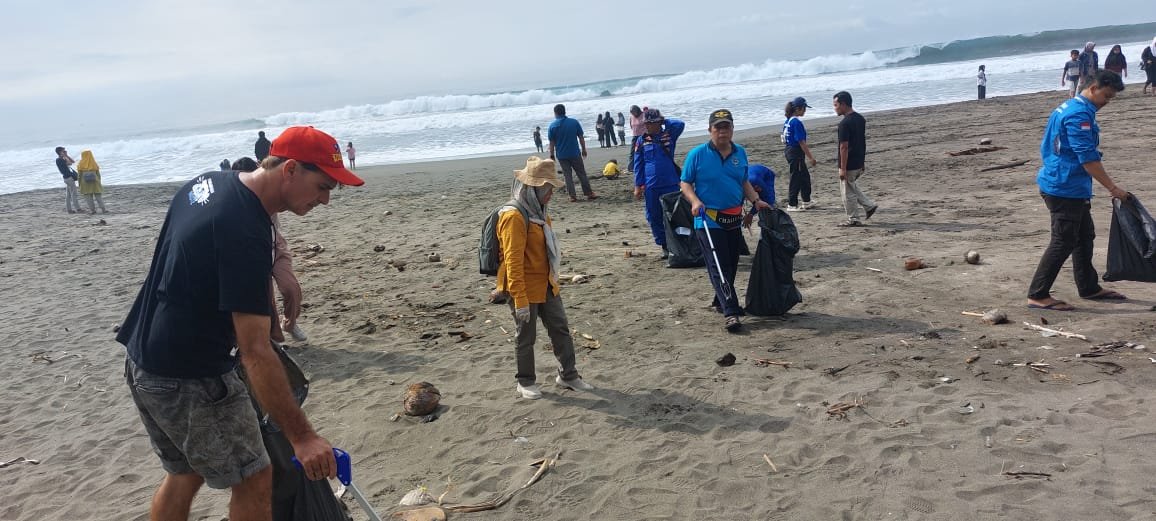 Peringati Hari Lingkungan Hidup, Komunitas dan Pegiat Lingkungan Gotong-Royong Bersih-Bersih Sampah di Pantai Batu Hiu Pangandaran