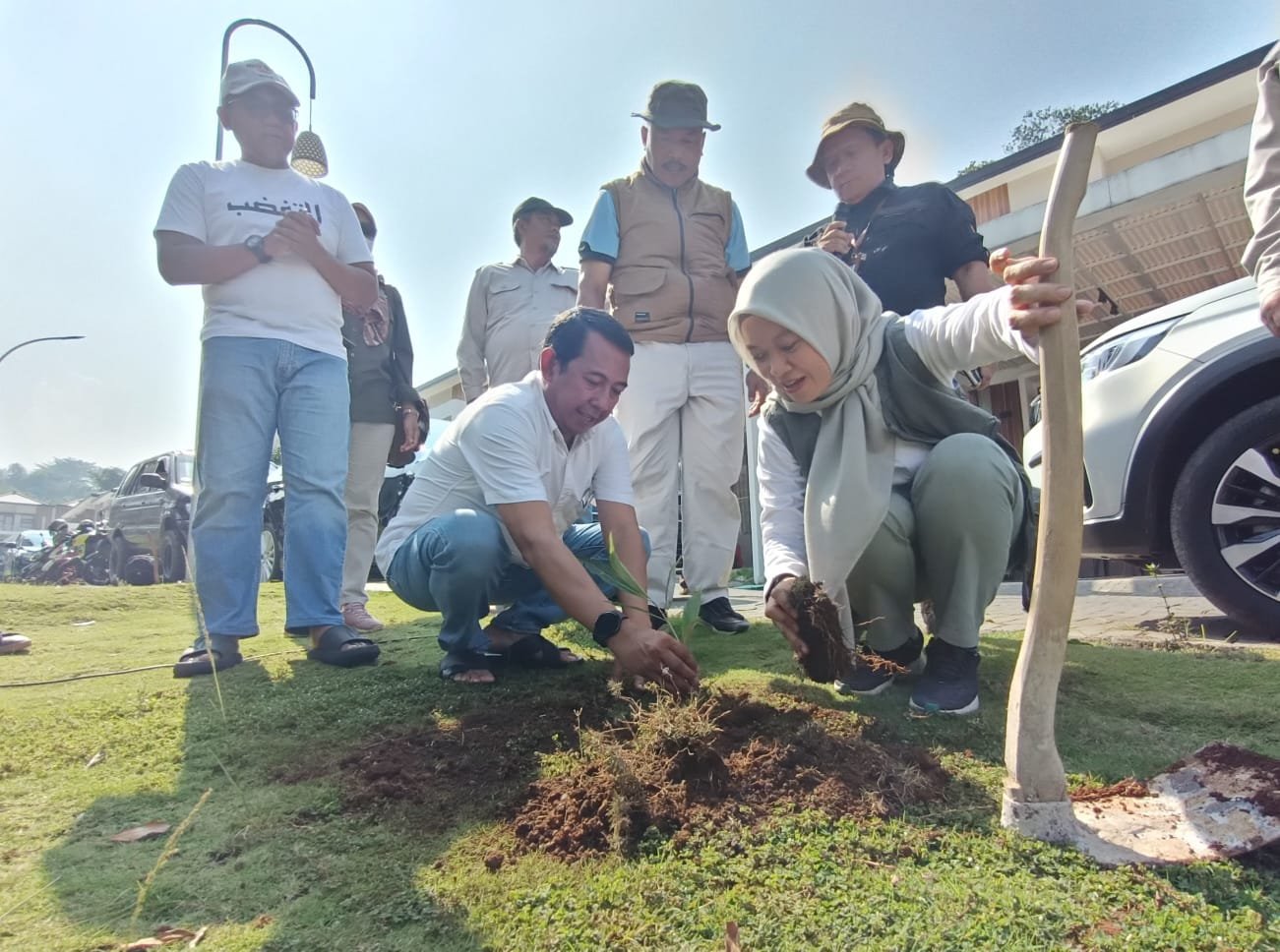 Sinergi Pelestarian Lingkungan, Ratusan Pohon Tabebuya Ditanam di Bali Garden City View Bandung