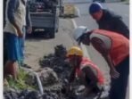 Pipa Perumda Tirtaraharja Jalan Cipatik Kutawaringin Bocor, Petugas Lakukan Pemeliharaan