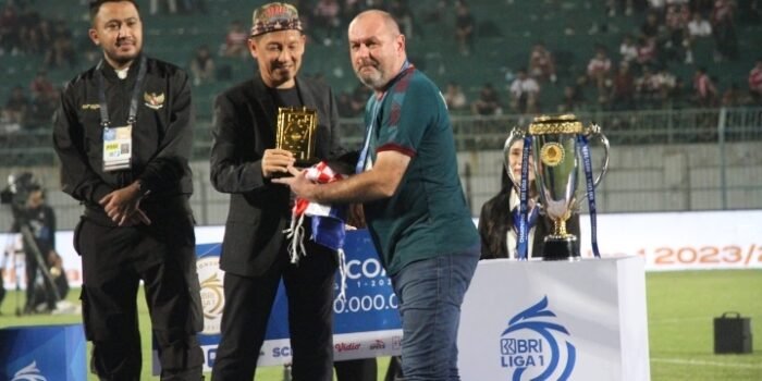 Pelatih Persib Bandung, Bojan Hodak Sabet Penghargaan sebagai Pelatih Terbaik Liga 1 2023/2024