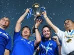 Wakili Masyarakat Jabar, Pj. Gubernur Jawa Barat, Bey Machmudin Terima Tropi Juara Persib Bandung