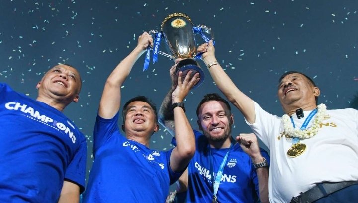 Wakili Masyarakat Jabar, Pj. Gubernur Jawa Barat, Bey Machmudin Terima Tropi Juara Persib Bandung