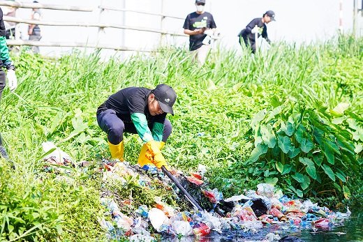 Bersama Masyarakat, Ratusan Relawan PLN UIT JBT Bereaksi Bersihkan Sampah Anak Sungai Citarum
