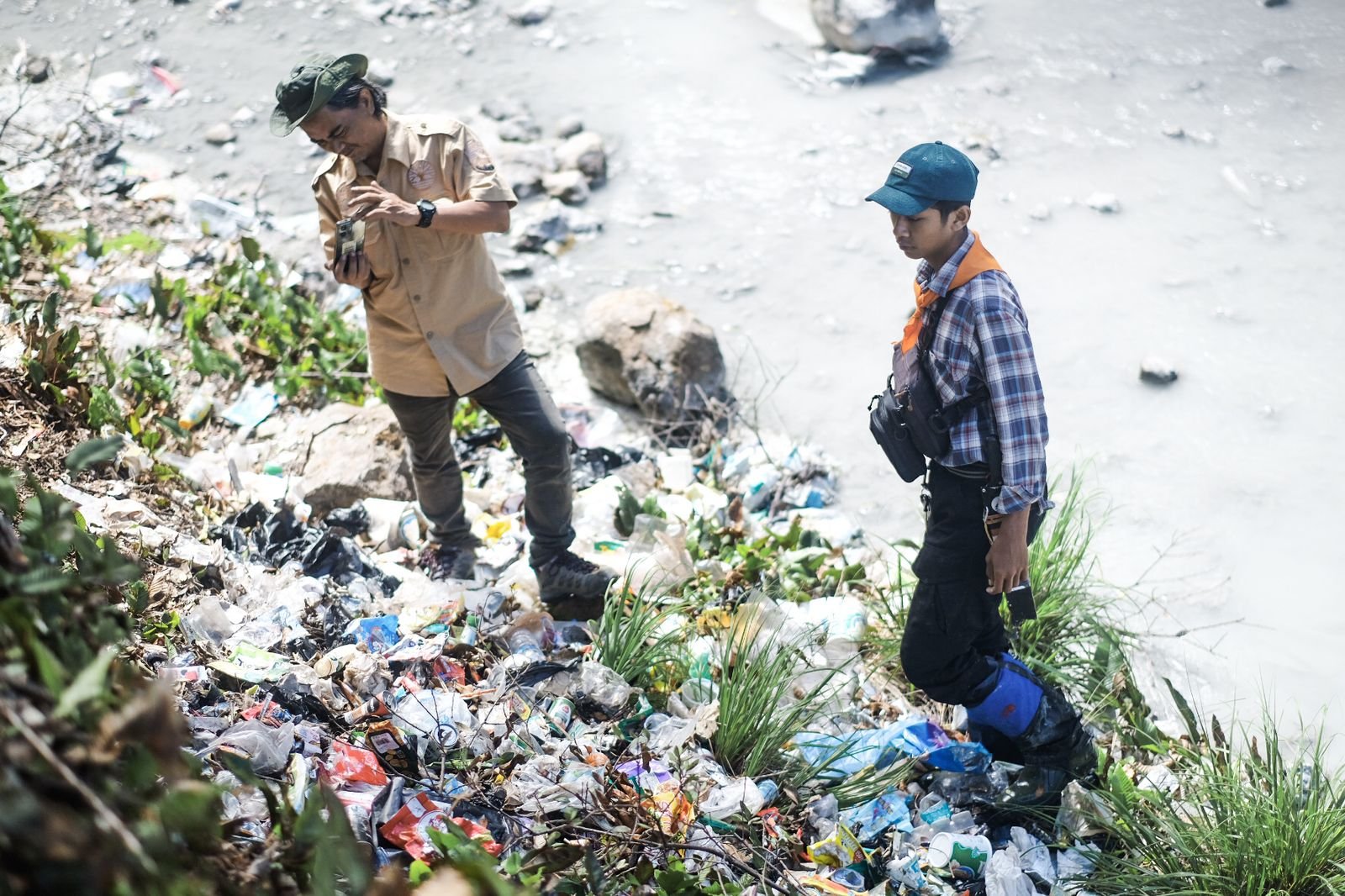 Gunung Talaga Bodas Garut Dipenuhi Tumpukan Sampah, Ada yang Disembunyikan di Semak-semak