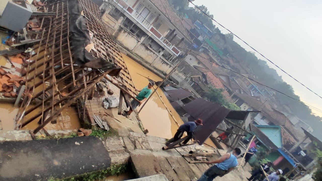 Puluhan Rumah Tersapu Angin Puting beliung di KBB, Segera Ditangani