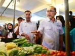 Penjabat Gubernur Jabar, Bey Machmudin dan Menteri Perdagangan, Zulkifli Hasan Cek Harga di Pasar Tagog Padalarang