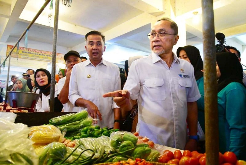 Penjabat Gubernur Jabar, Bey Machmudin dan Menteri Perdagangan, Zulkifli Hasan Cek Harga di Pasar Tagog Padalarang