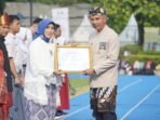 Penjabat Gubernur Jabar, Bey Machmudin Berikan Penghargaan untuk Elis Nurhayati, Kepala Sekolah dengan Segudang Prestasi