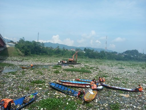 Dinas Lingkungan Hidup Jabar Bersihkan 200 Ton Sampah Sungai Citarum