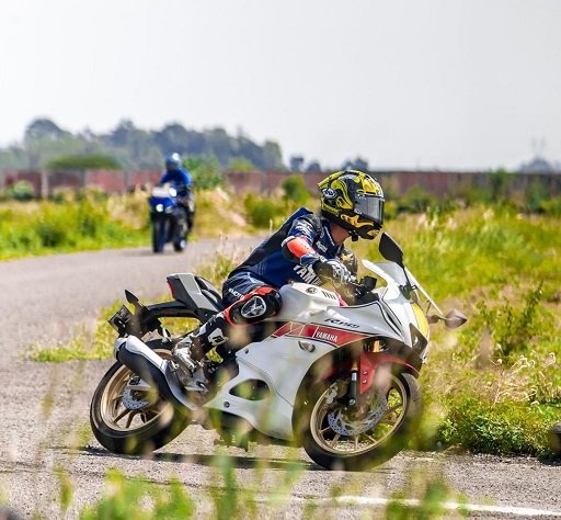 Jajal R15 Connected di Sirkuit Cibatu dalam bLU cRU Riding Experience, Dapat Pengalaman Berharga Bersama Pembalap Juara Dunia