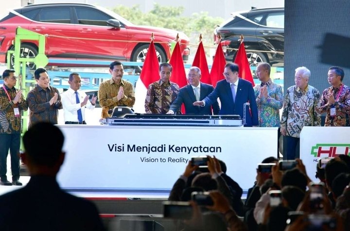 Pj. Gubernur Jabar, Bey Machmudin Dampingi Presiden Jokowi Resmikan Pabrik Sel Baterai Terbesar dan Pertama di Asia Tenggara
