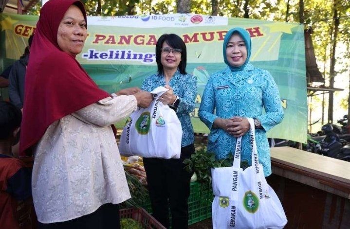 Pj Ketua TP-PKK Jabar Amanda Soemedi Bey Machmudin  Apresiasi Gerakan Pangan Murah Terlaksana dengan Baik di Kabupaten Bogor