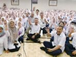 Penjabat Gubernur Jabar Bey Machmudin Tinjau Hari Ketiga MPLS di SMKN 1 Kota Bandung