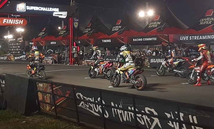 Pembalap Top Indonesia Ramaikan Seri Empat Kejurnas Superchallenge Supermoto di Subang