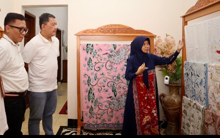 Dukung Kemajuan Ekonomi Kreatif, Telkom Jawa Barat Serahkan Bantuan ke UKM Cirebon