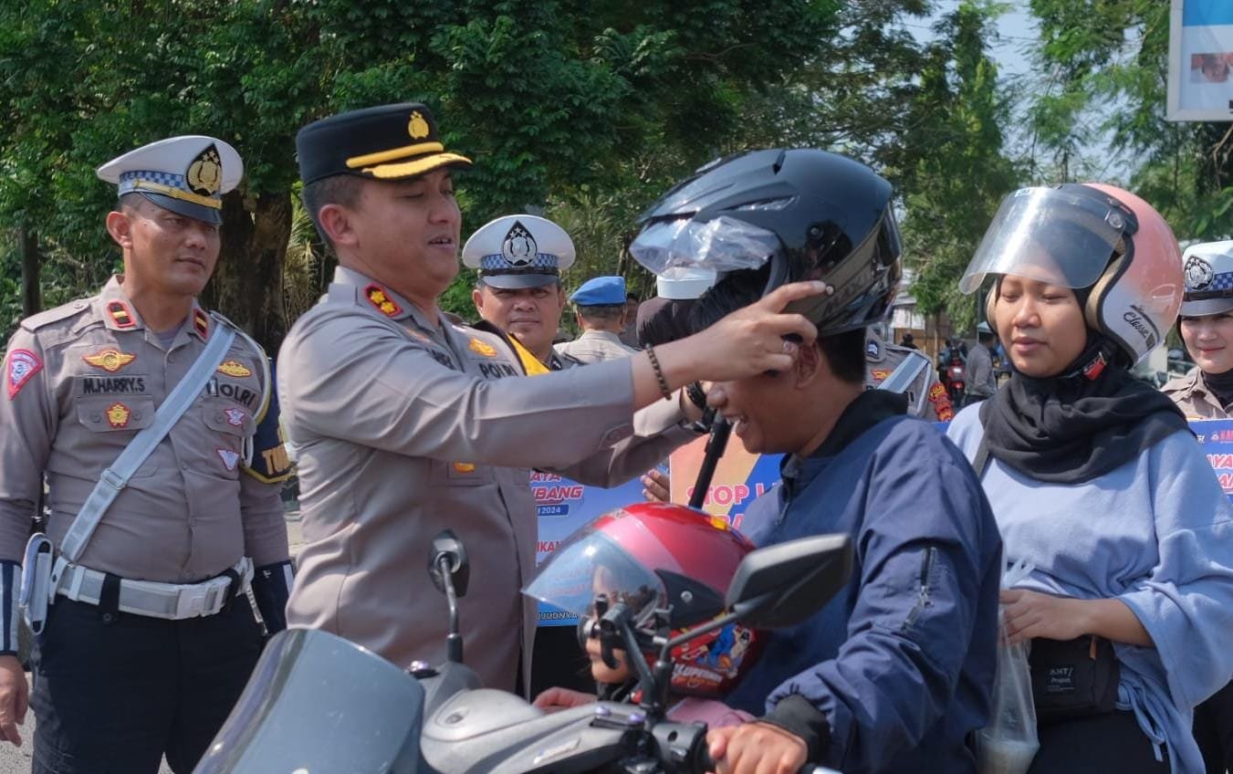 Hari ke 12 Operasi Patuh Lodya 2024, Kapolres Subang Bagi-Bagi Helm Gratis