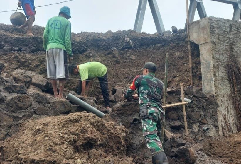 TNI dan Warga Gotong Royong Perbaiki Tanggul Tanah Jembatan Jimat Kahuripan