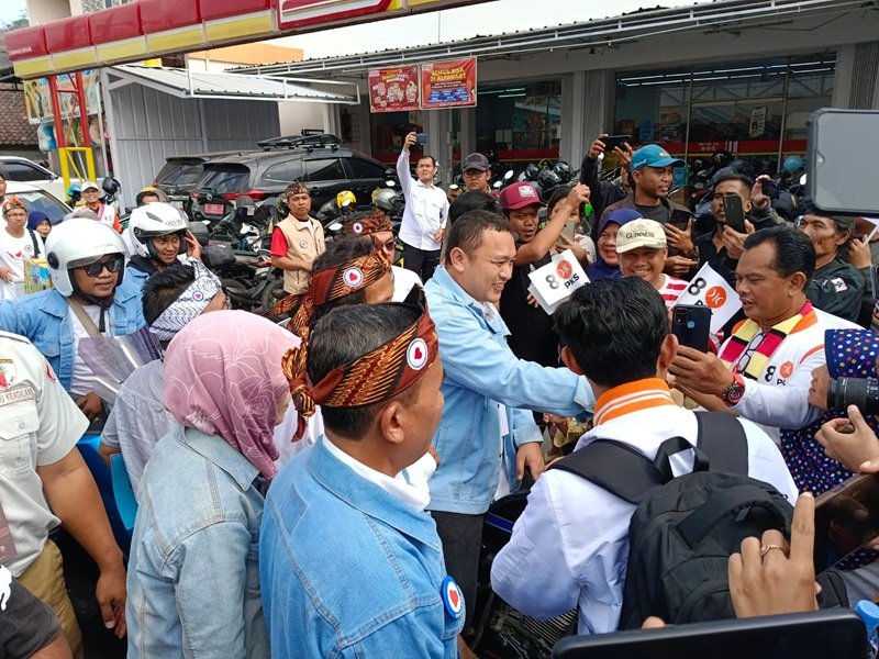 PIlbup Bandung Barat: Paslon Didik dan Gilang Dirga Tampil Kompak saat Mendaftar ke KPU KBB